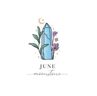 Illustratie van de geboortesteen van juni met een blauw kristal, bladeren, bloemen en een halve maan.