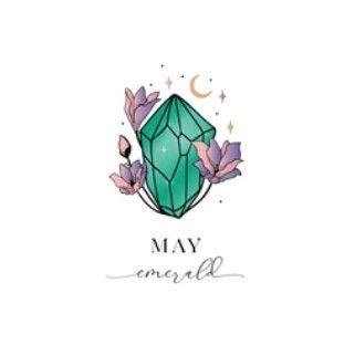 Groene kristal met paarse bloemen en een halve maan, met het opschrift "MEI" en daaronder in sierletters "smaragd".