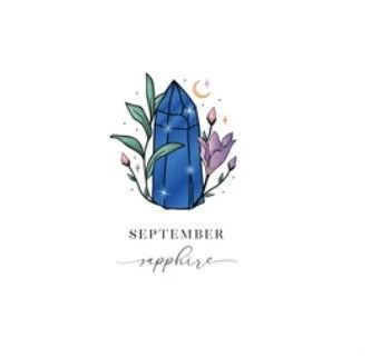 Blauwe saffierkristal met bladeren en paarse takjes, gelabeld als "september saffier".