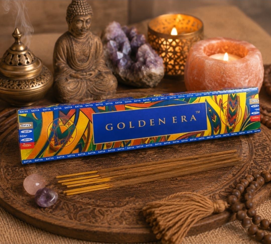 Gouden Tijdperk wierookdoos op een houten dienblad met kaarsen, Boeddhabeeldje, kristallen en wierookstokjes.