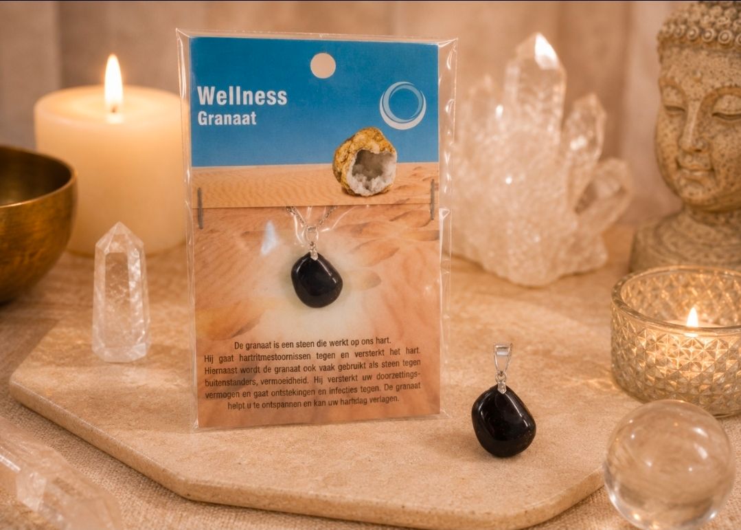 Een wellness-kristallen hanger, tentoongesteld op een beige dienblad met kaarsen en transparante kristallen.