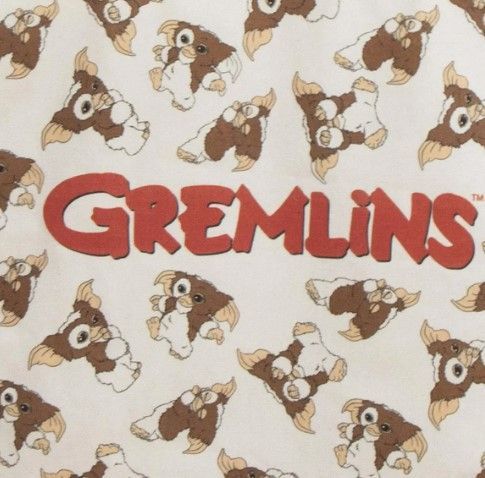 Close-up van een harige bril over ogen achter een Gremlins-hoes met een herhalend wezenpatroon.