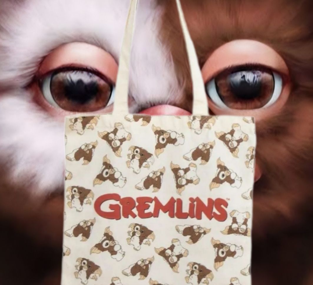 Close-up van een harige bril over ogen achter een Gremlins-hoes met een herhalend wezenpatroon.