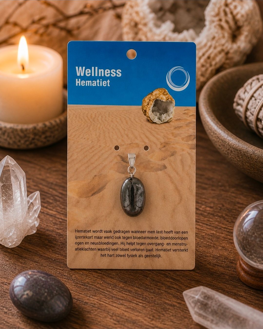Een displaykaart voor een wellnessketting op een houten tafel met een kaars en kristallen, in een warme, spa-achtige setting.