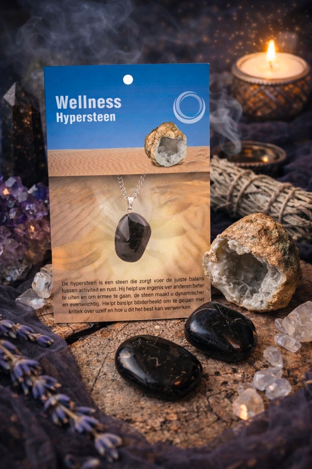 De Wellness Hypnoness-kaart ligt tussen kristallen en kaarsen in een donkere, rustgevende presentatie.