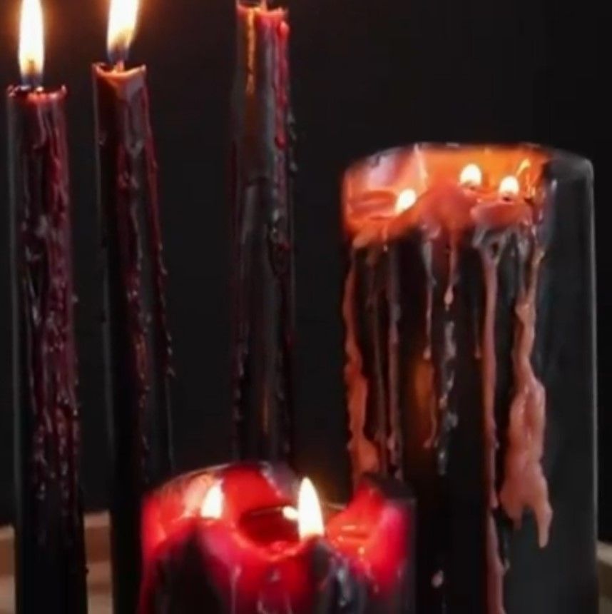 Halloween-vampierbloedkaars met rode wasdruppels naast een rode doos met een spookvormige deksel.