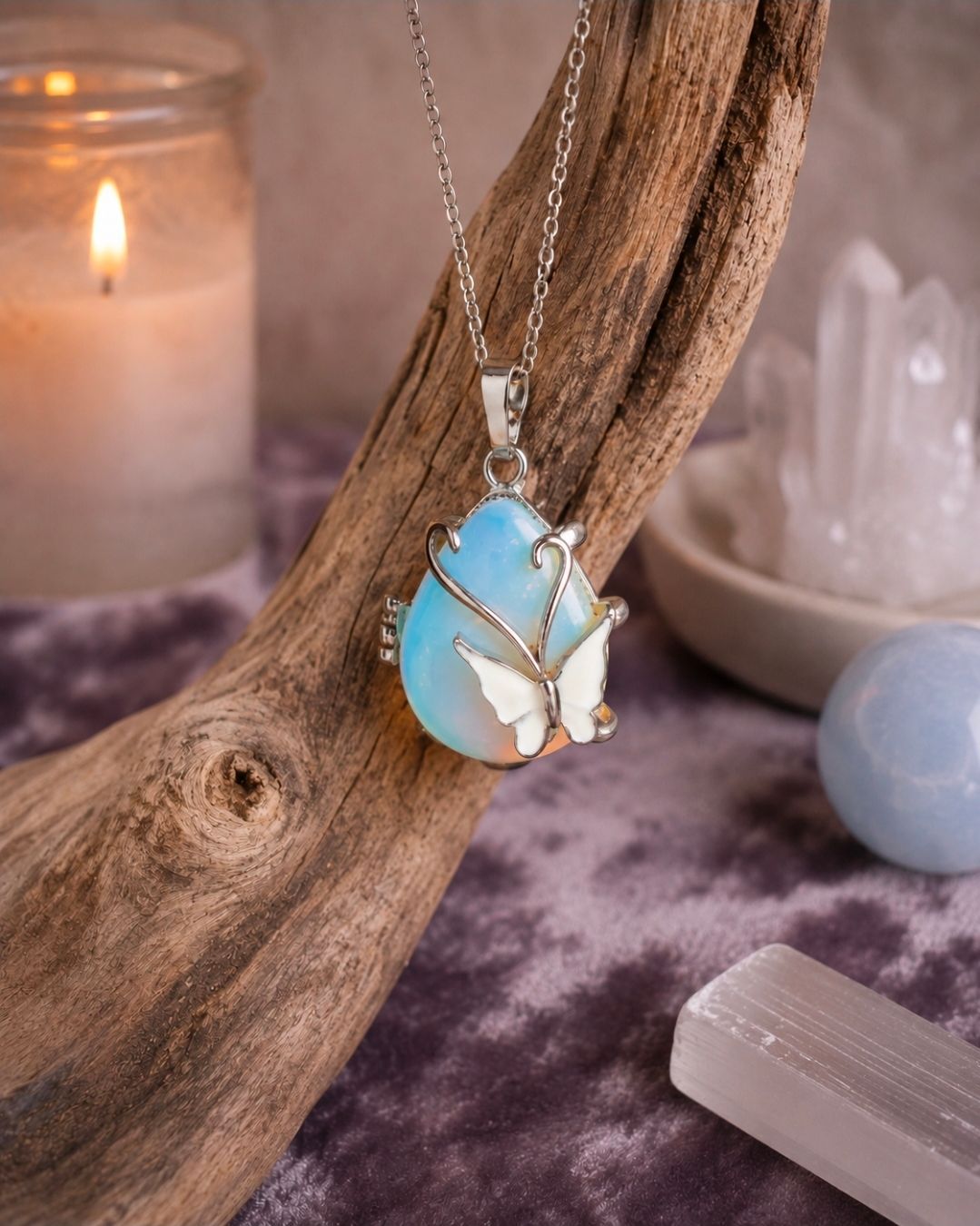 Ketting met hanger van blauwe steen aan een stuk drijfhout