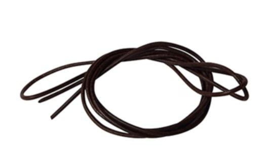 Opgerolde zwarte kabel met blootliggende uiteinden op een witte achtergrond