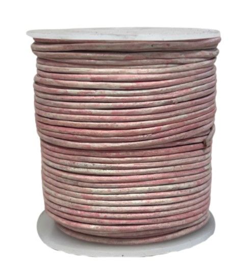 Opgerolde roze en grijze slang of kabelhaspel op een witte achtergrond