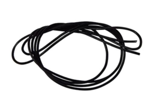 Zwarte opgerolde kabel op een witte achtergrond