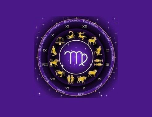 Paars dierenriemwiel met het symbool van Maagd in het midden, omringd door gouden astrologische tekens en Romeinse cijfers.