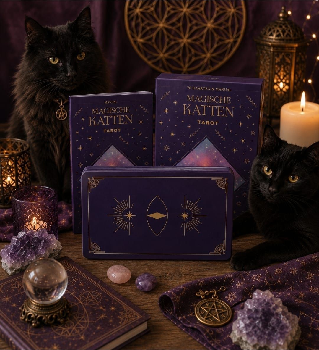 Paarse geschenkdozen met hekserij-thema, zwarte katten, kaarsen, kristallen en een kristallen bol op een donker altaar.