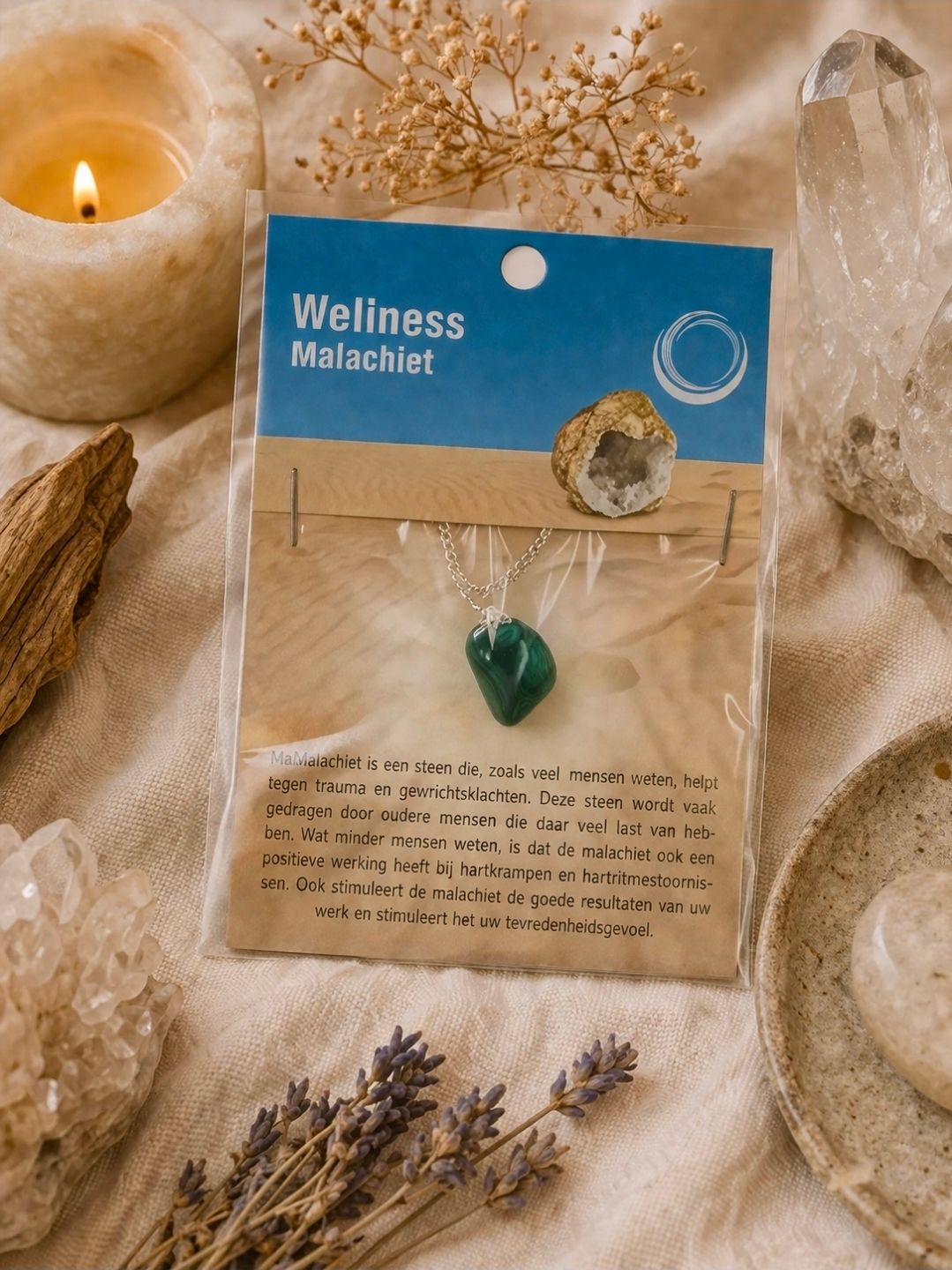 Wellness malachiet kristallen hanger in winkelverpakking op een zachtbeige display met kaarsen en gedroogde lavendel.