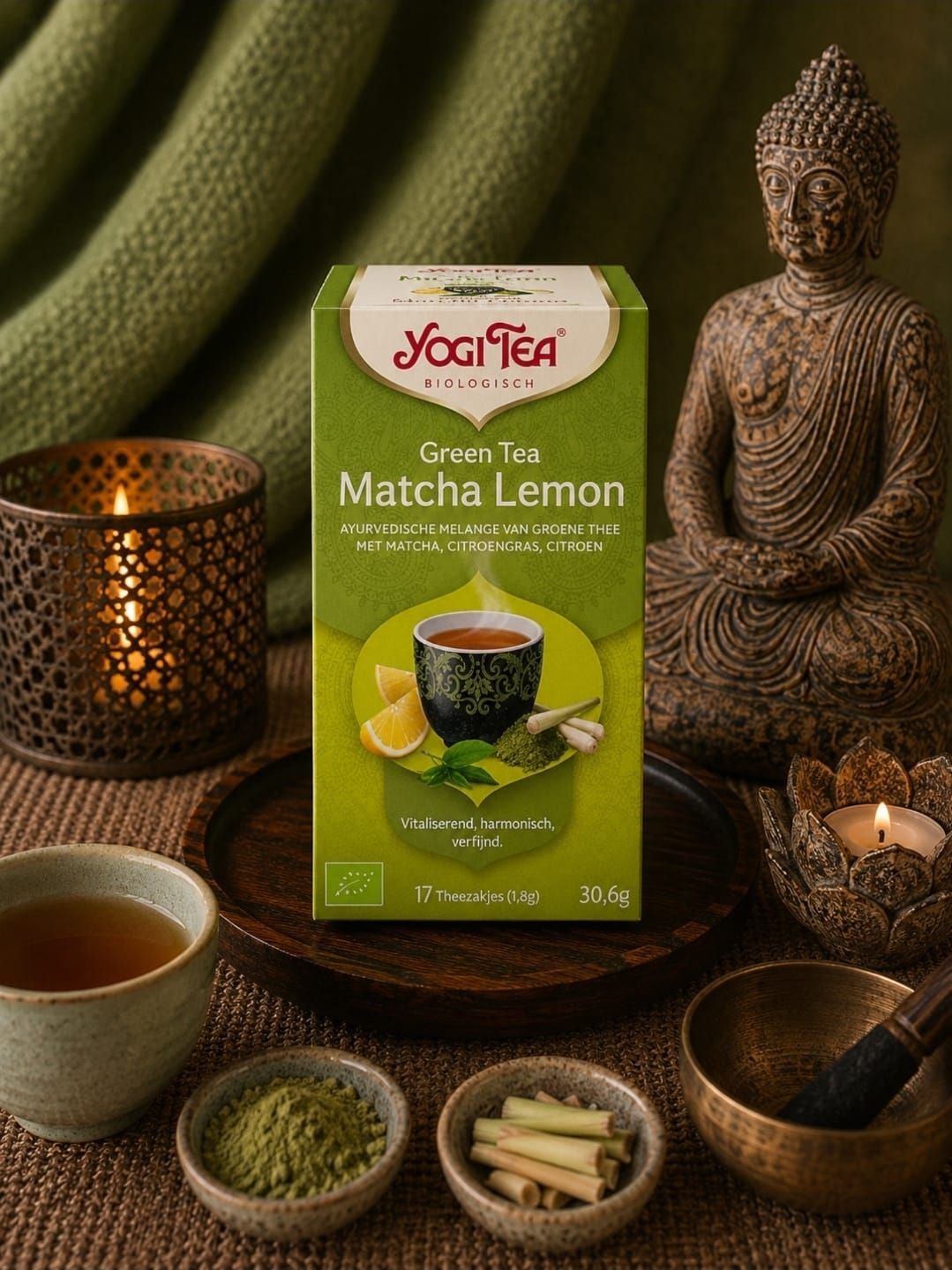 Yogi Tea Groene Thee Matcha Citroen doos met theekommetjes, kaars en Boeddhabeeldje op een groene achtergrond