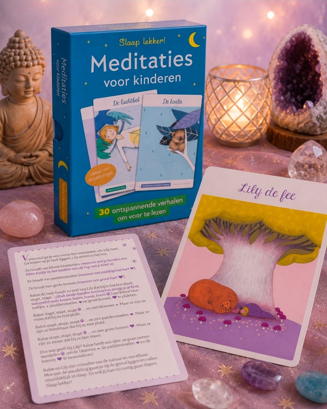 Kindermeditatieboekset met twee kaarten, een kaars, kristallen en een Boeddha-beeldje op een paarse achtergrond.