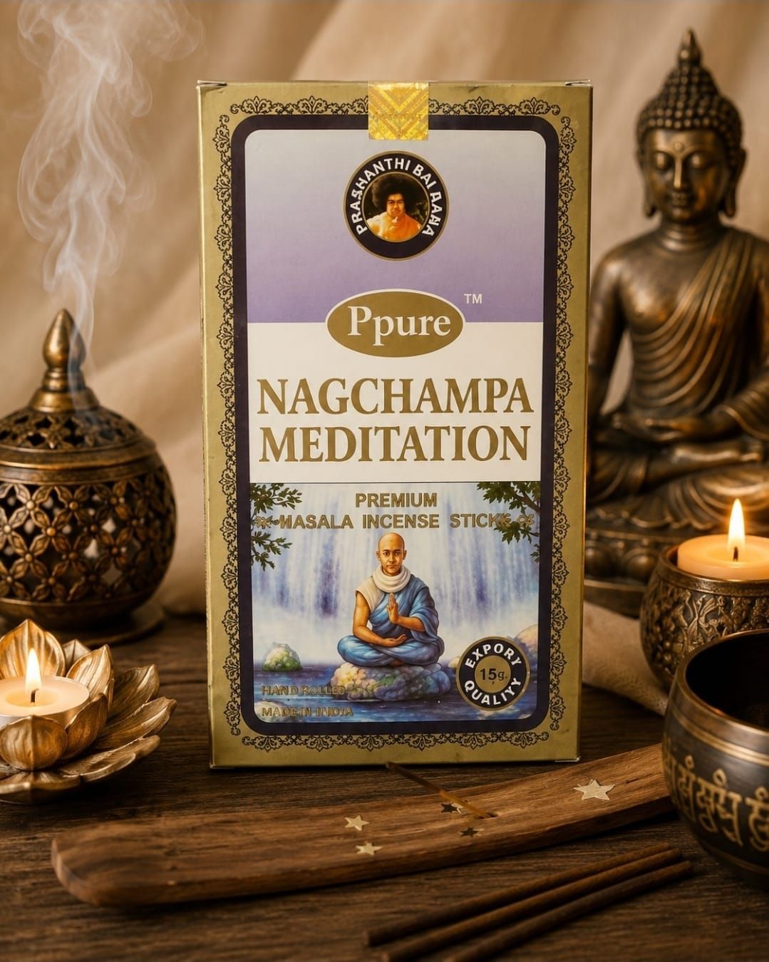 Nag Champa meditatie wierookdoos met Boeddhabeeldje, kaars en wierookstokjes op een houten tafel