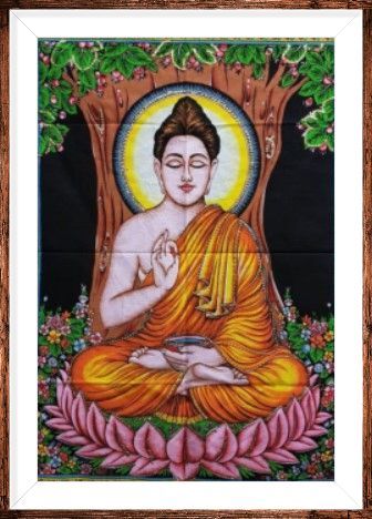 Boeddha zit op een roze lotus, omgeven door een aureool en gehuld in oranje gewaden, met een boom op de achtergrond.