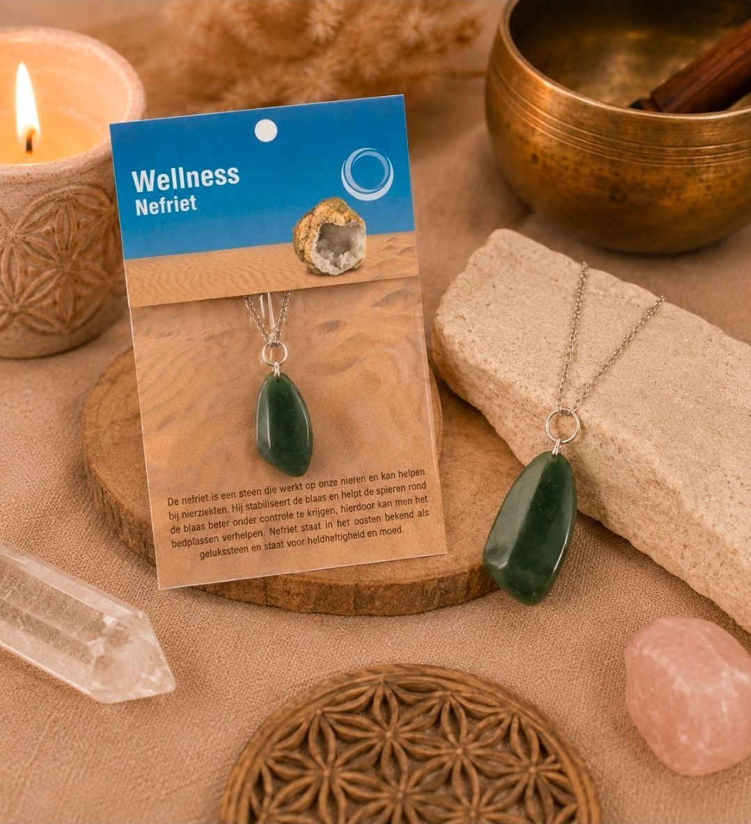 Groene oorbellen met hangers op een kaartje van Wellness Naturals, gecombineerd met kristallen op een beige tafelblad.