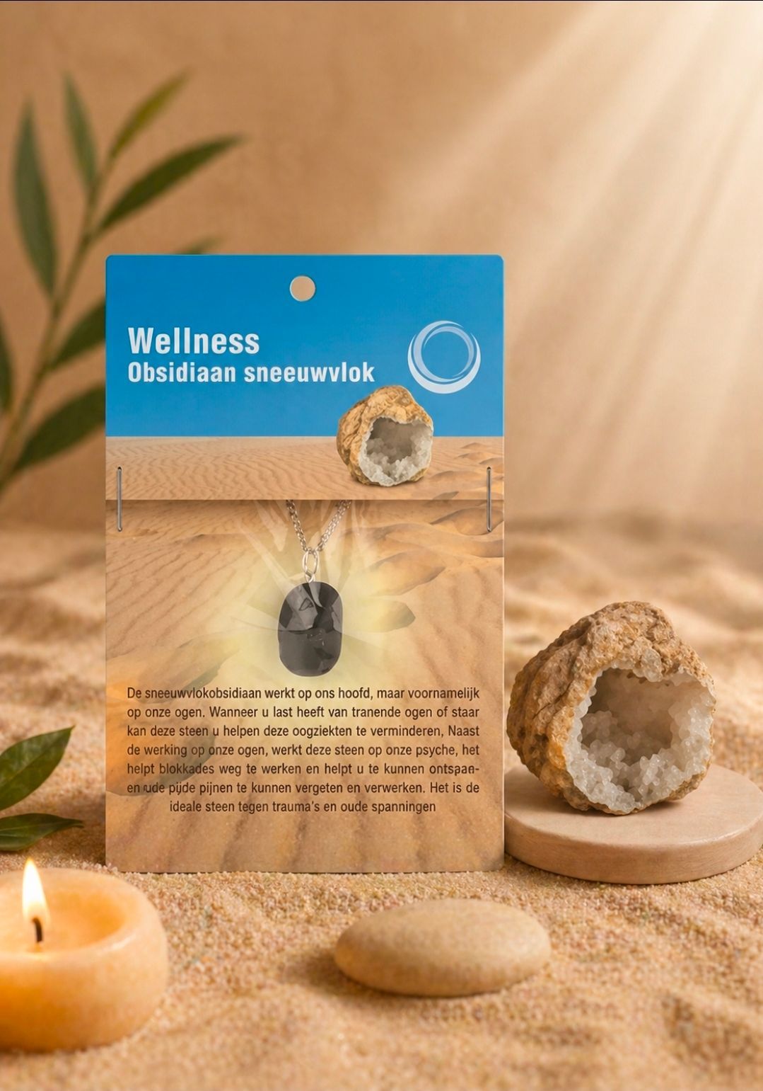 Wellness kristallen ketting op een blauw-beige productkaart, met stenen en een kaars in een warme presentatie.