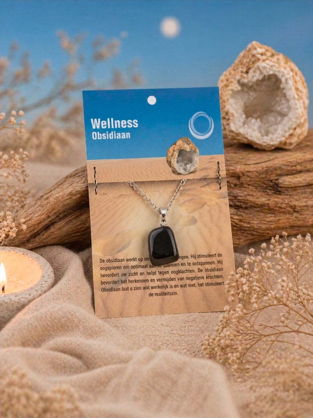 Wellness-ketting op een blauw-beige presentatiekaart, gestyled op een zandkleurige achtergrond met schelpen en kaarslicht.