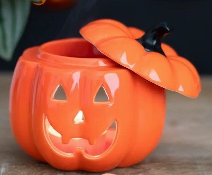 Halloweenpompoenen gloeien in het maanlicht op een spookachtig bospad.
