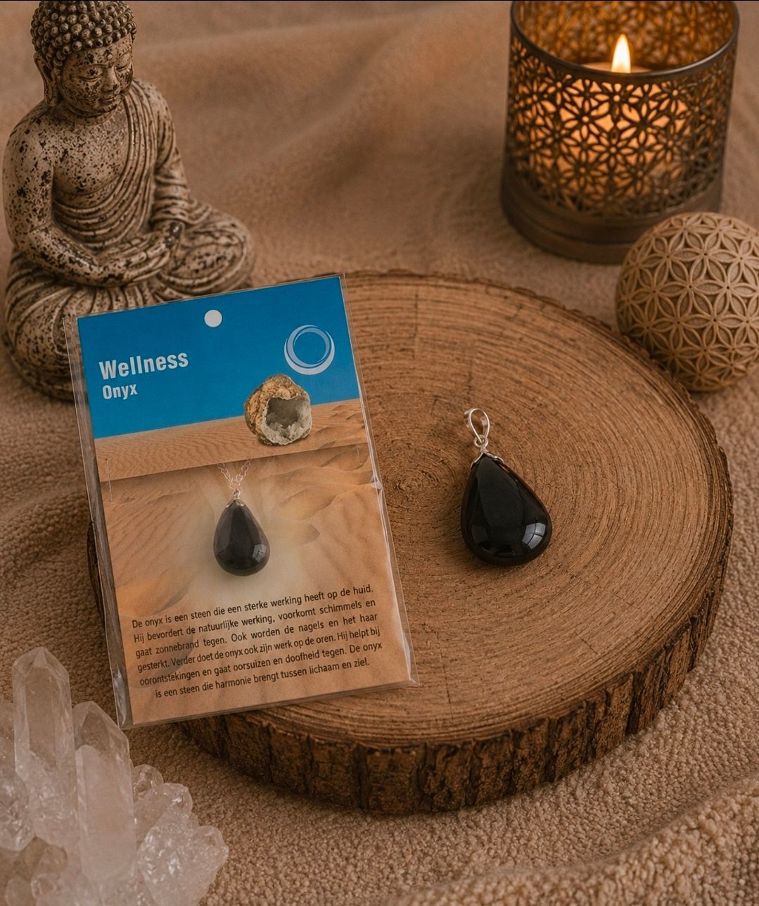 Wellness-cadeaukaart met zwarte hanger op een houten plankje naast een kaars en een Boeddhabeeld.