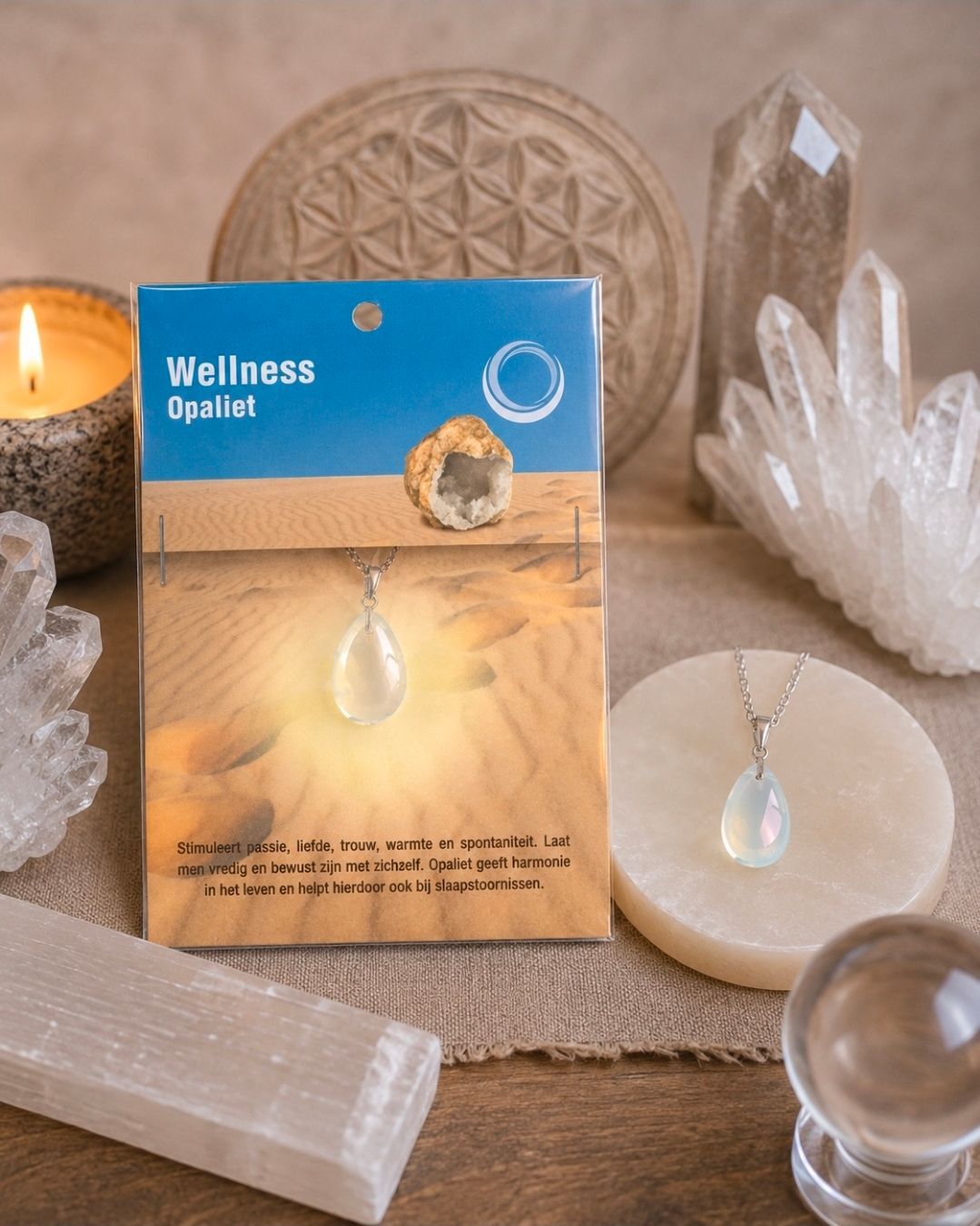 Verpakking van een wellness-edelstenenketting naast kristallen en kaarsen op een beige ondergrond.