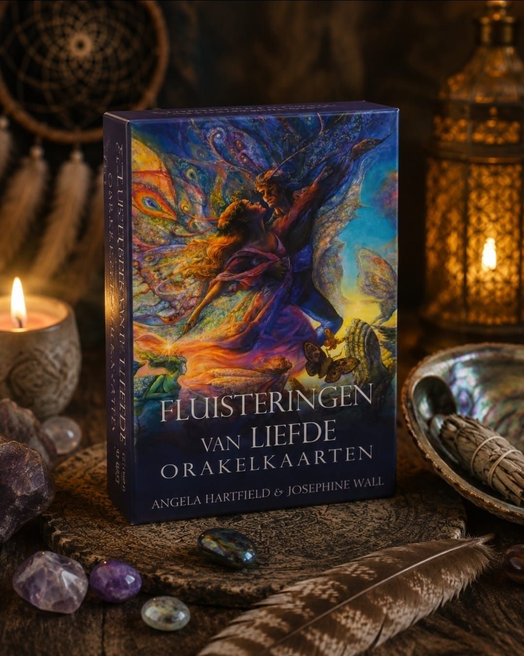 Een doos met orakelkaarten op een tafel bij kaarslicht, versierd met kristallen en veren, met een kleurrijk