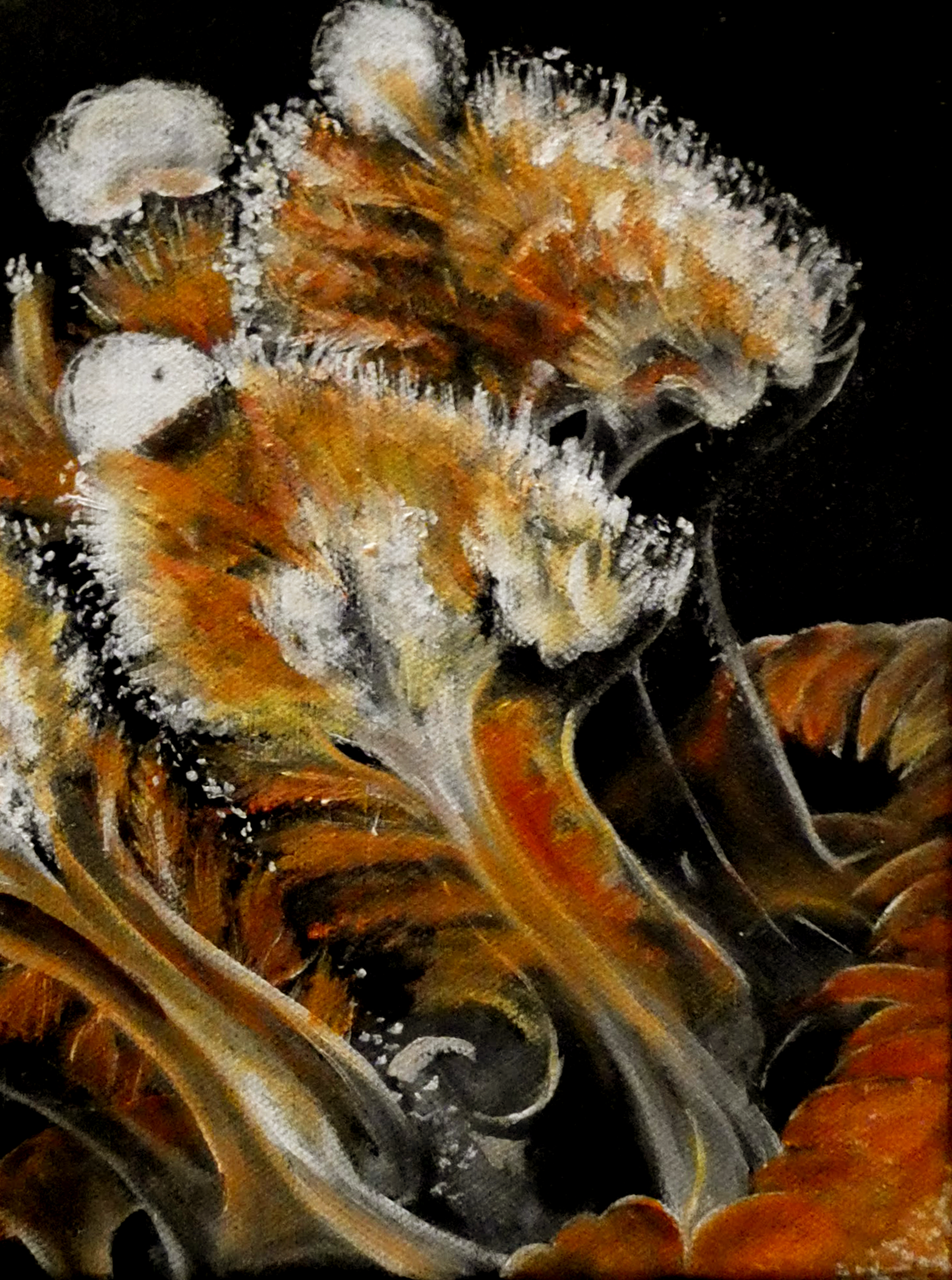 Abstracte, oranje, witte en zwarte textuurschilderij met vloeiende, vachtachtige penseelstreken op een donkere achtergrond.