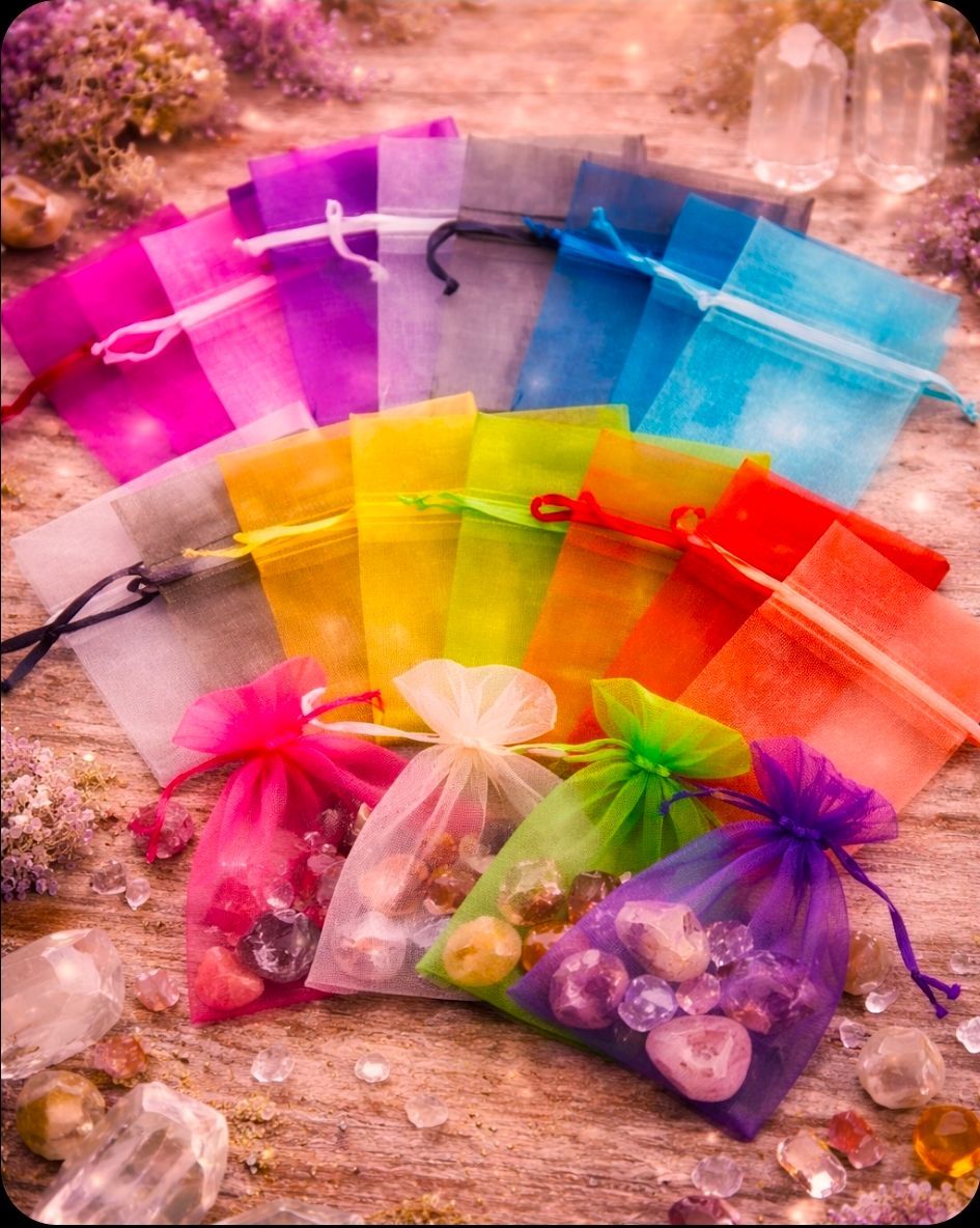 Diverse kleurrijke, transparante geschenkzakjes met kleine