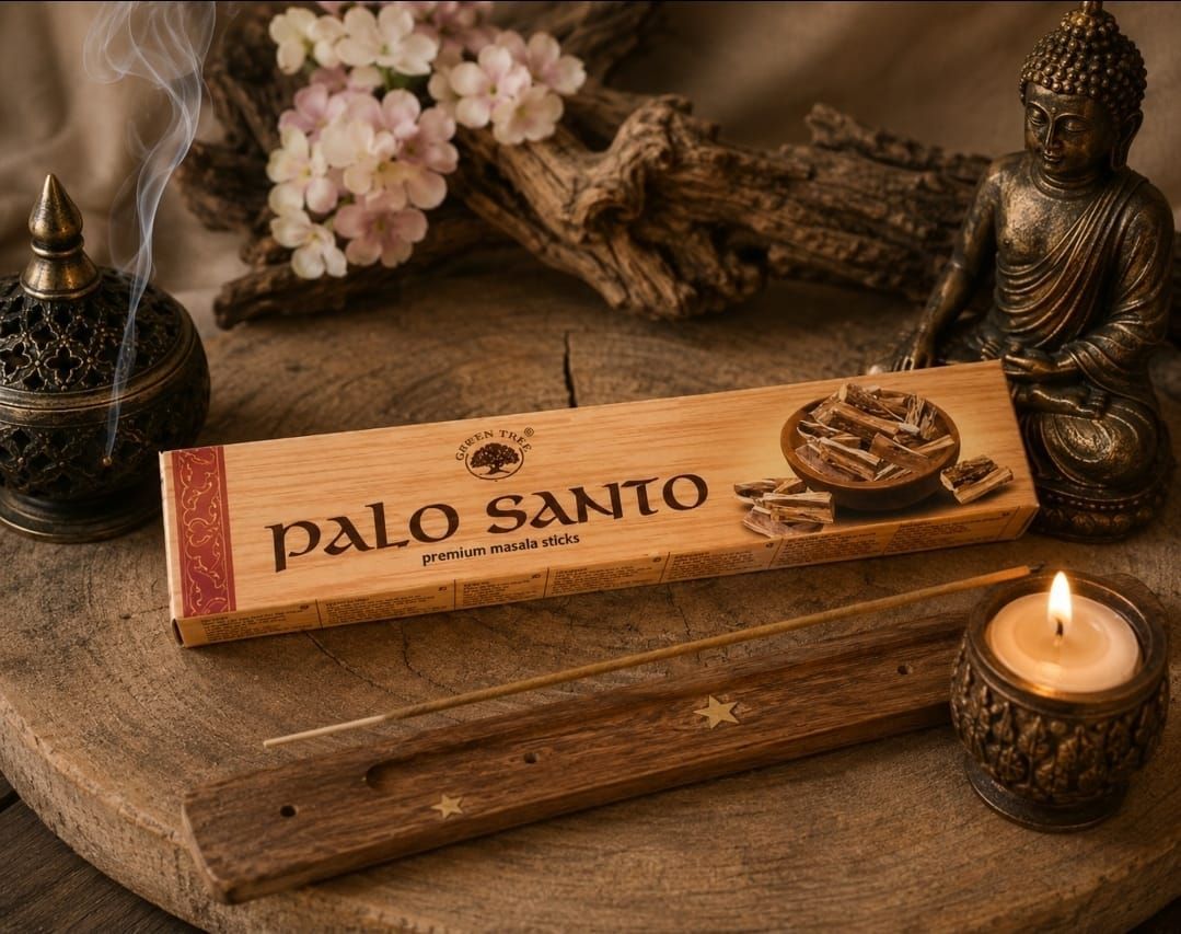 Een zakje Palo Santo-wierook op een houten dienblad met een brandende kaars en Boeddhabeelden