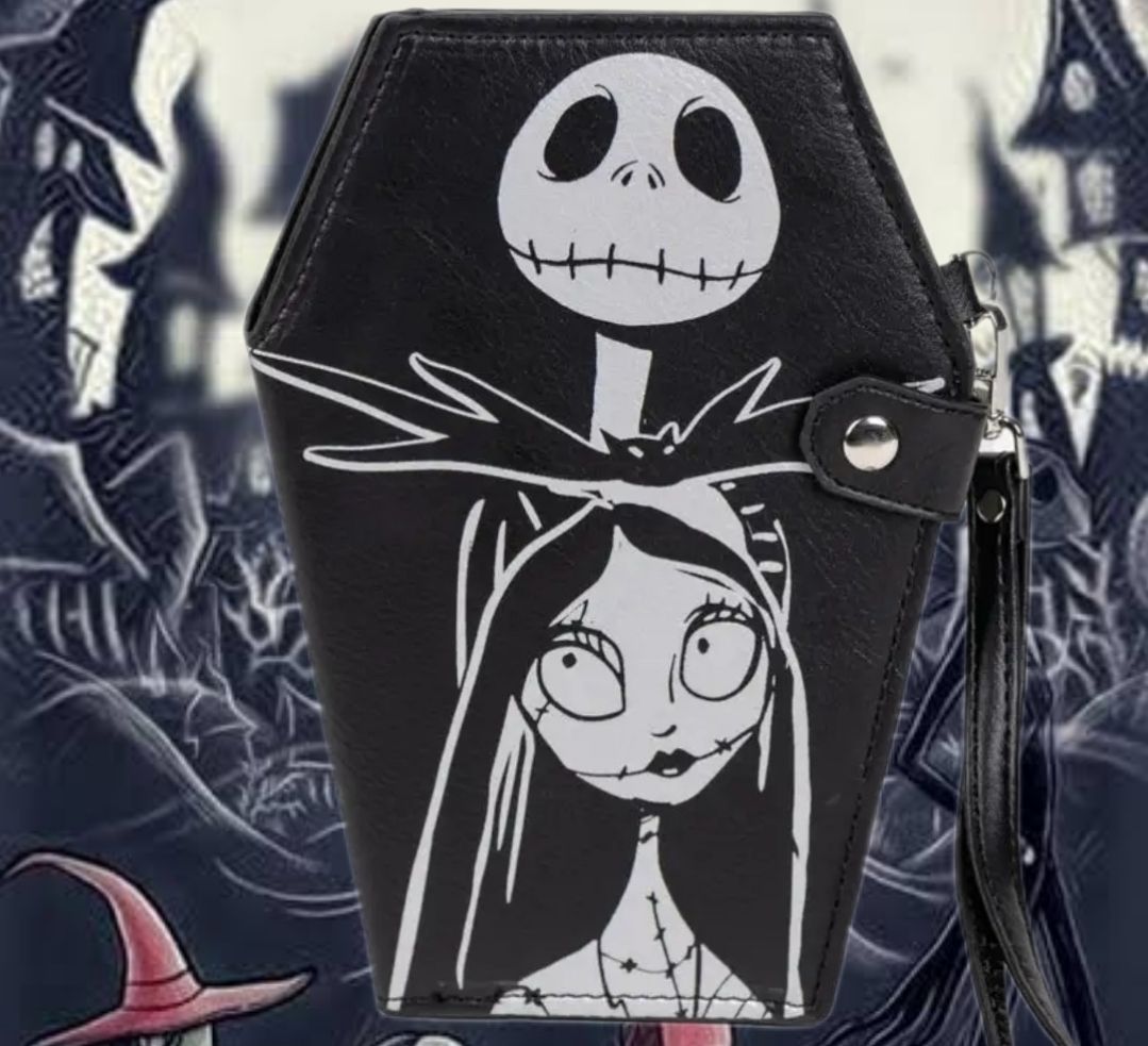 Portemonnee met Black Jack Skellington-thema en een illustratie van Sally op een donkere, patroonrijke achtergrond.