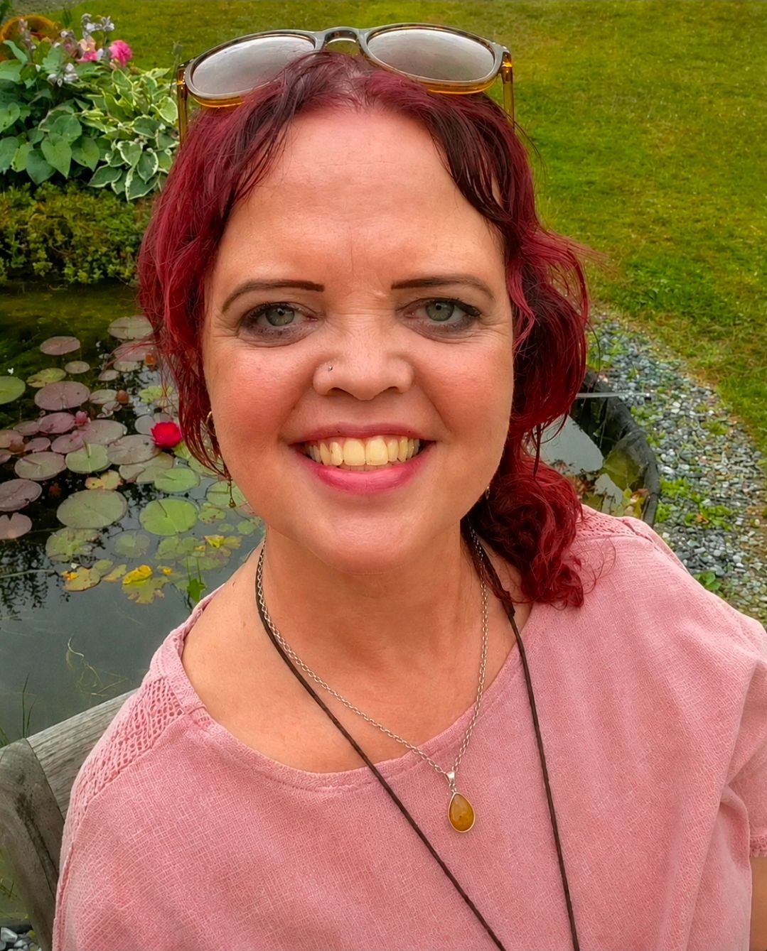 Close-up selfie van Shannah met donker haar