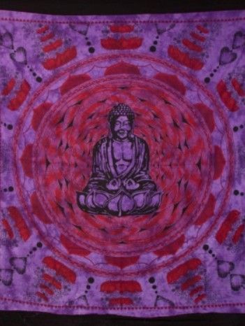 Paarse en rode mandala met een zittende Boeddhafiguur in het midden.