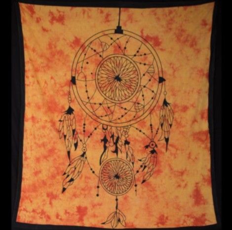 Oranje tie-dye wandtapijt met zwart dromenvangermotief en veren.