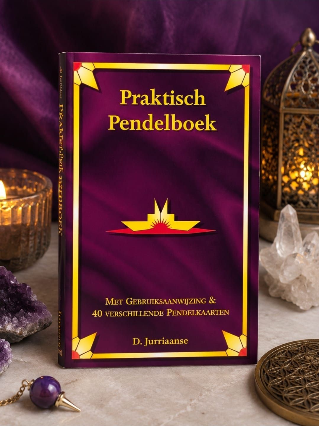 Praktisk pendelbok op een paarse boekomslag, omringd door kristallen en kaarsen.