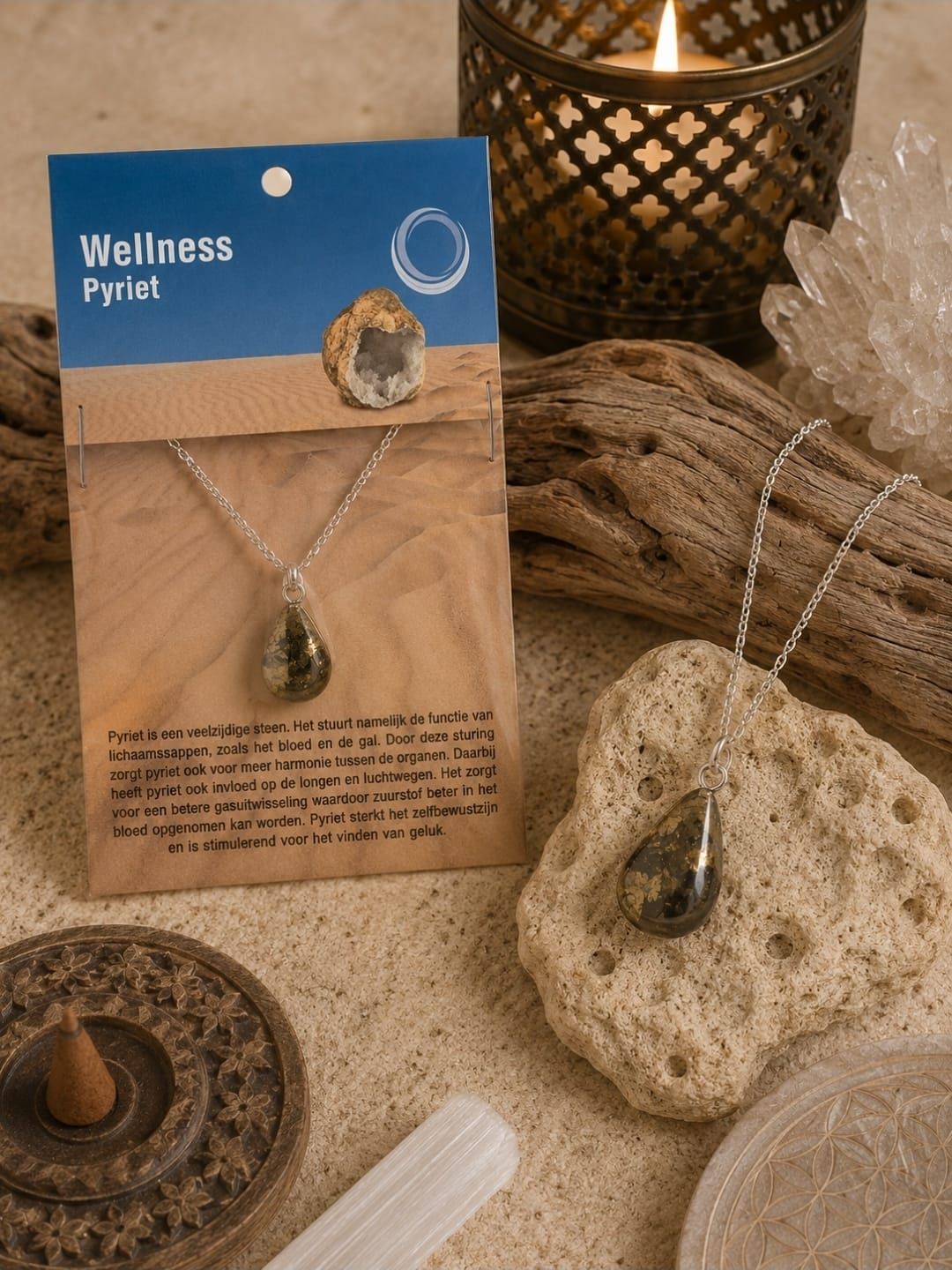 Wellness hanger ketting op verkoopkaart naast natuurstenen en geweven decoratie