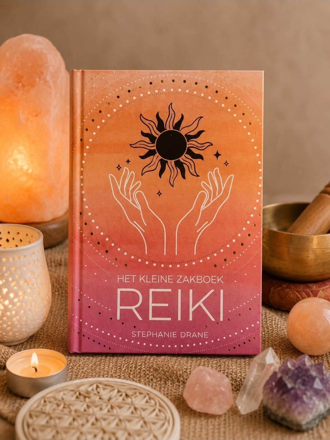 Roze Reiki-kaart op een warm altaar met kaarsen, kristallen en een zoutlamp.
