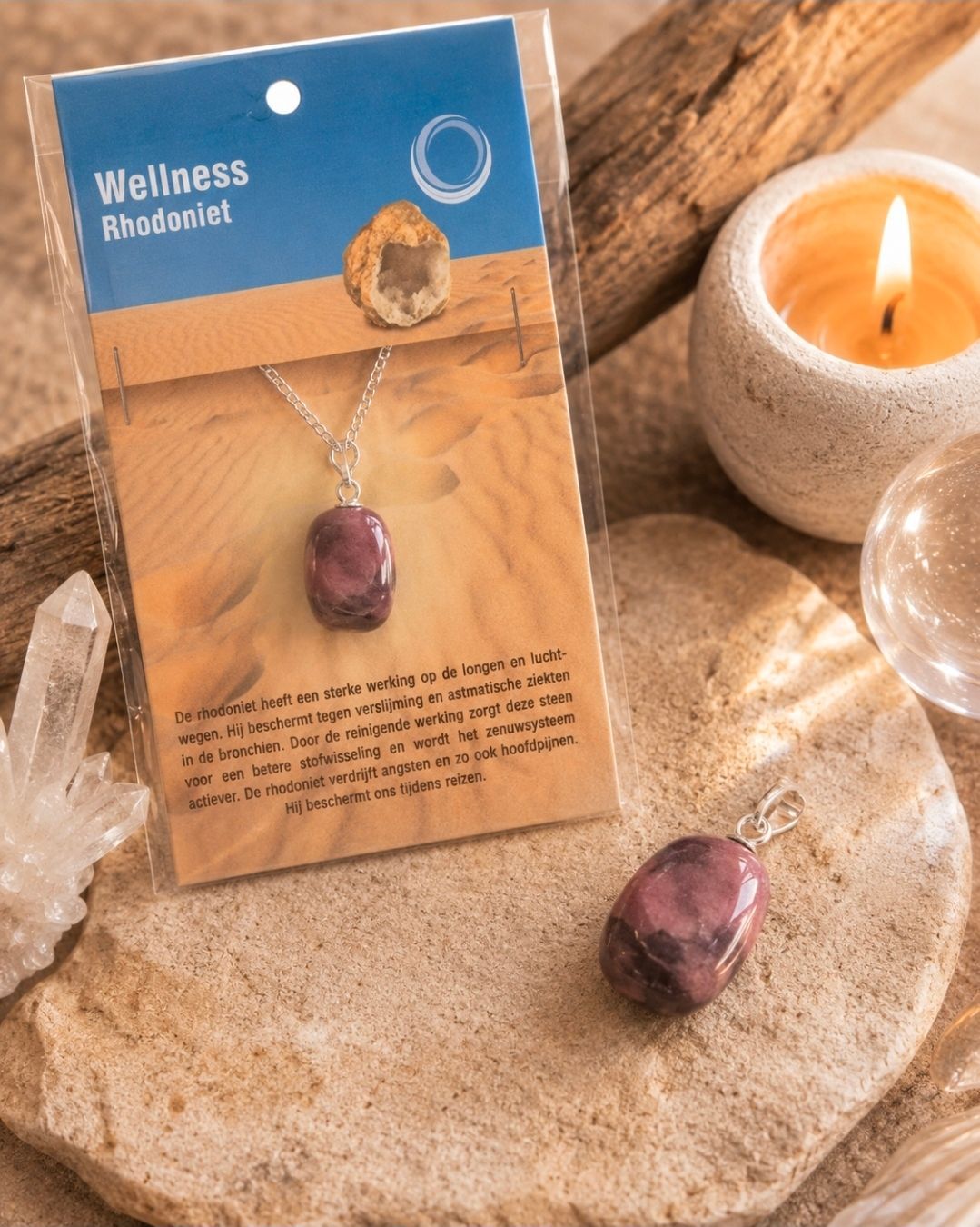 Wellness-hangerkaart met paarse stenen ketting op een gestructureerd dienblad naast een brandende kaars en kristallen.