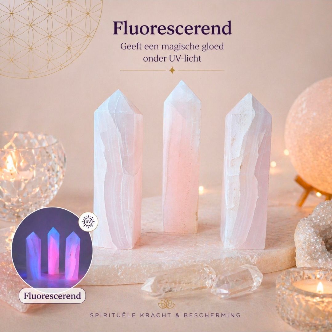 Fluorescerende kristallen lampen die roze en blauw oplichten op een pastelkleurige tafel met kaarsen en decoratie.
