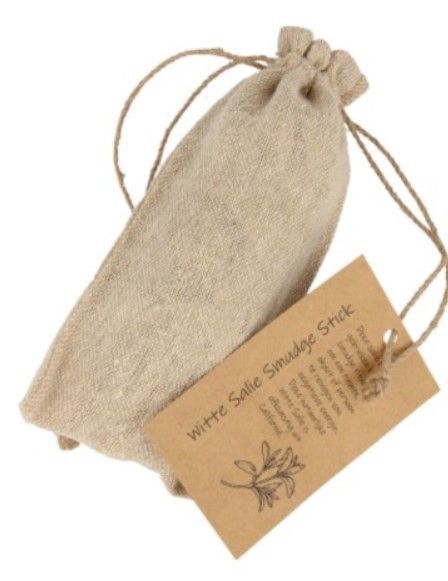 Een bosje gedroogde salie in een jute zakje met een ophanglabel.