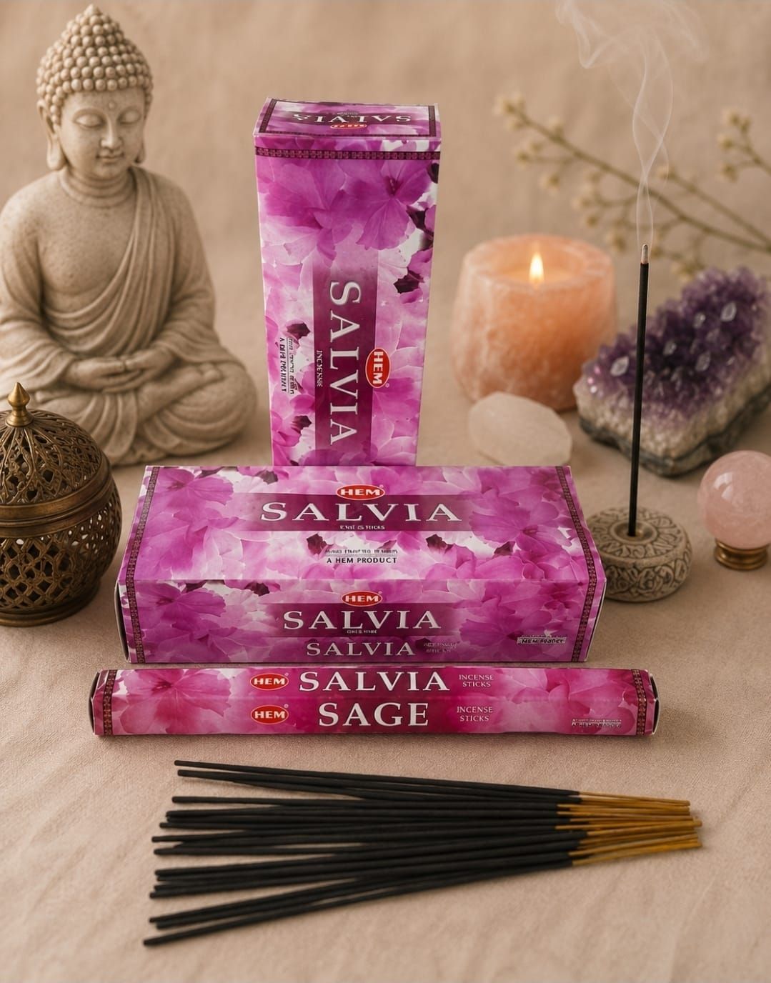Roze SALVIA wierookstokjes en verpakking met Boeddhabeeldje, kaars en kristallen op een zachte tafeldecoratie.