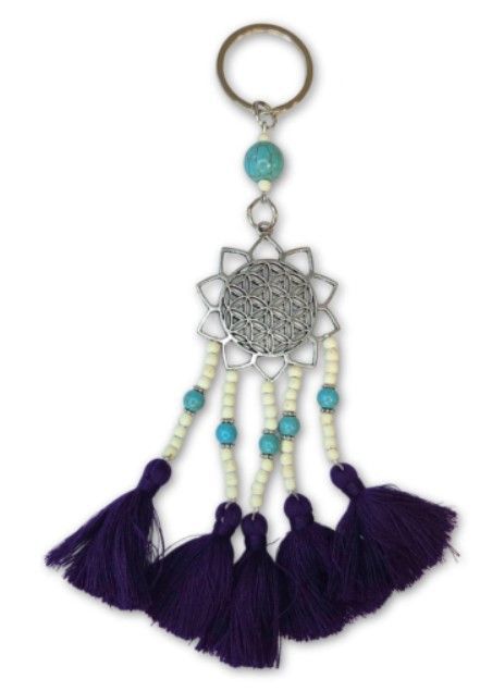 Paarse sleutelhanger met kwastje, zilveren medaillon en turkooizen kralen.