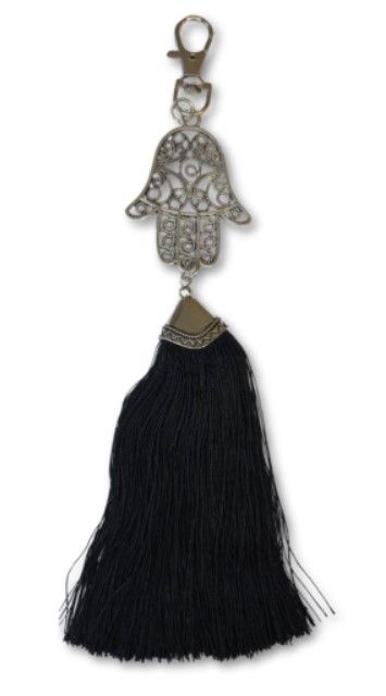 Zilveren hanger in de vorm van een hamsa met zwarte kwast.