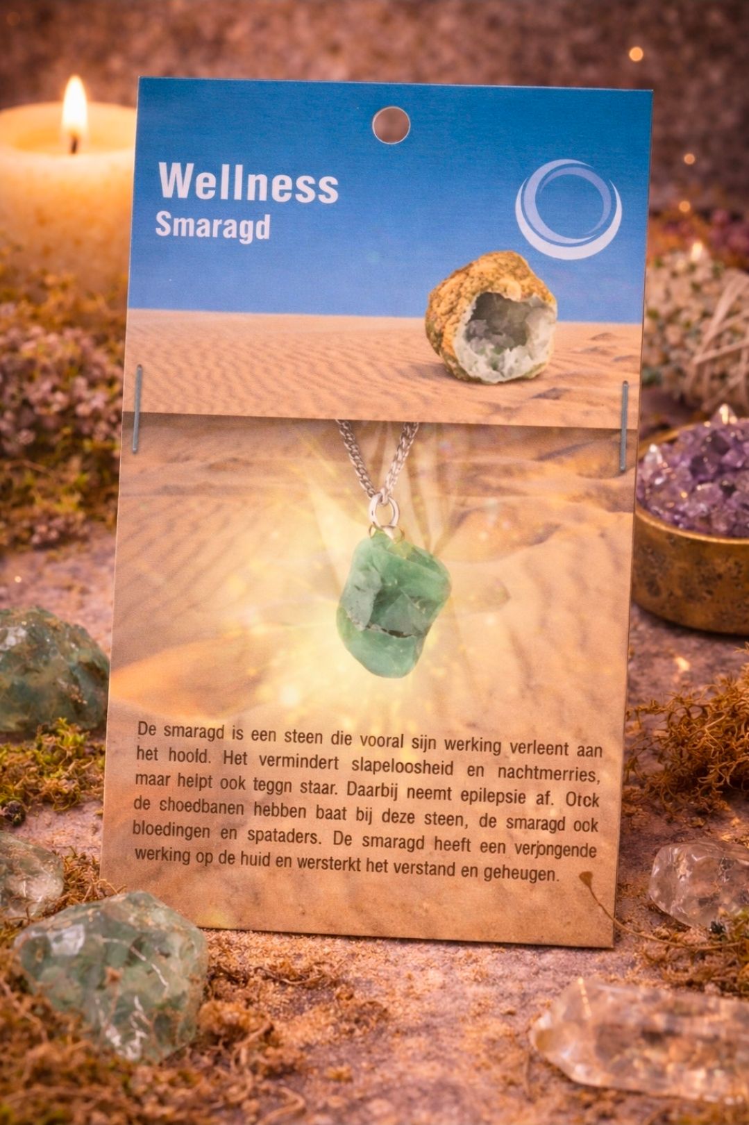 Wellness Smaragd kristallen hanger op een displaykaart met een groene edelsteen, op een warme tafel.