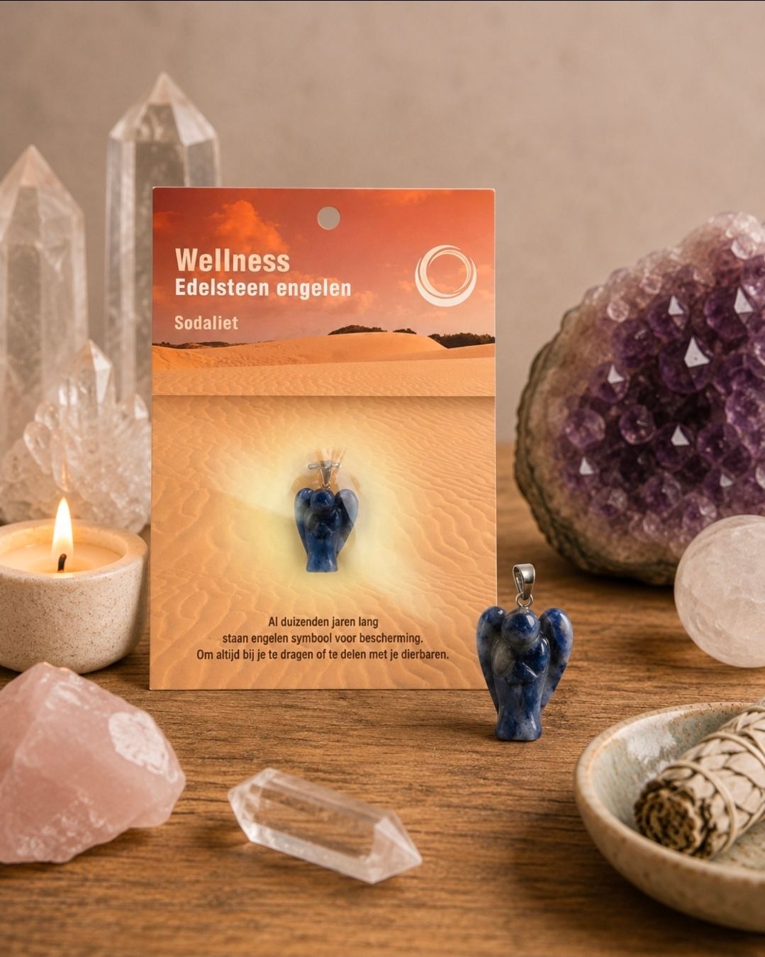Wellness-orakelkaart met kristal, omringd door kaarsen en helende stenen op een tafel.