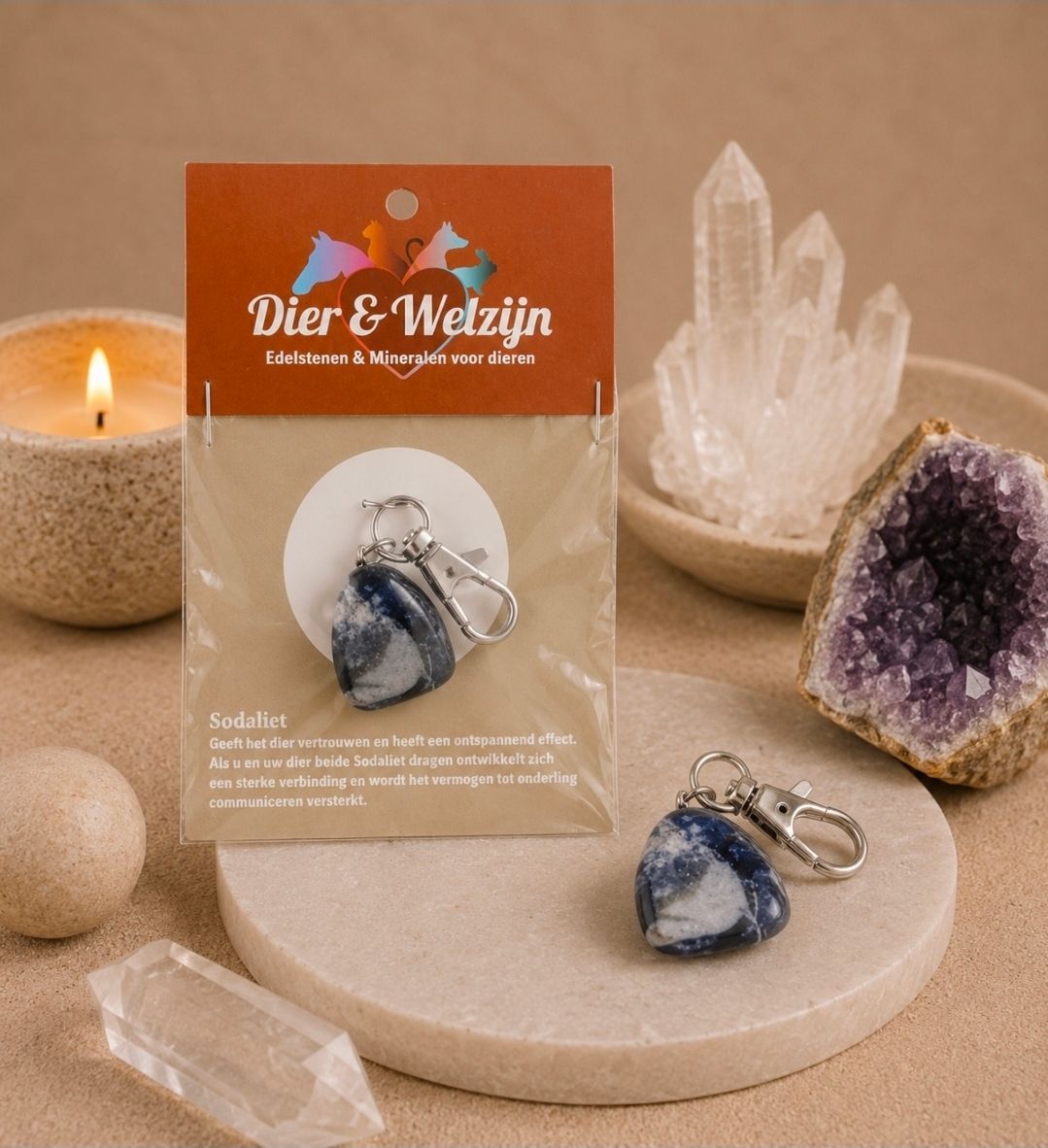 Oorbellen op een presentatiekaartje met kristallen en een kaars op een beige tafelblad.