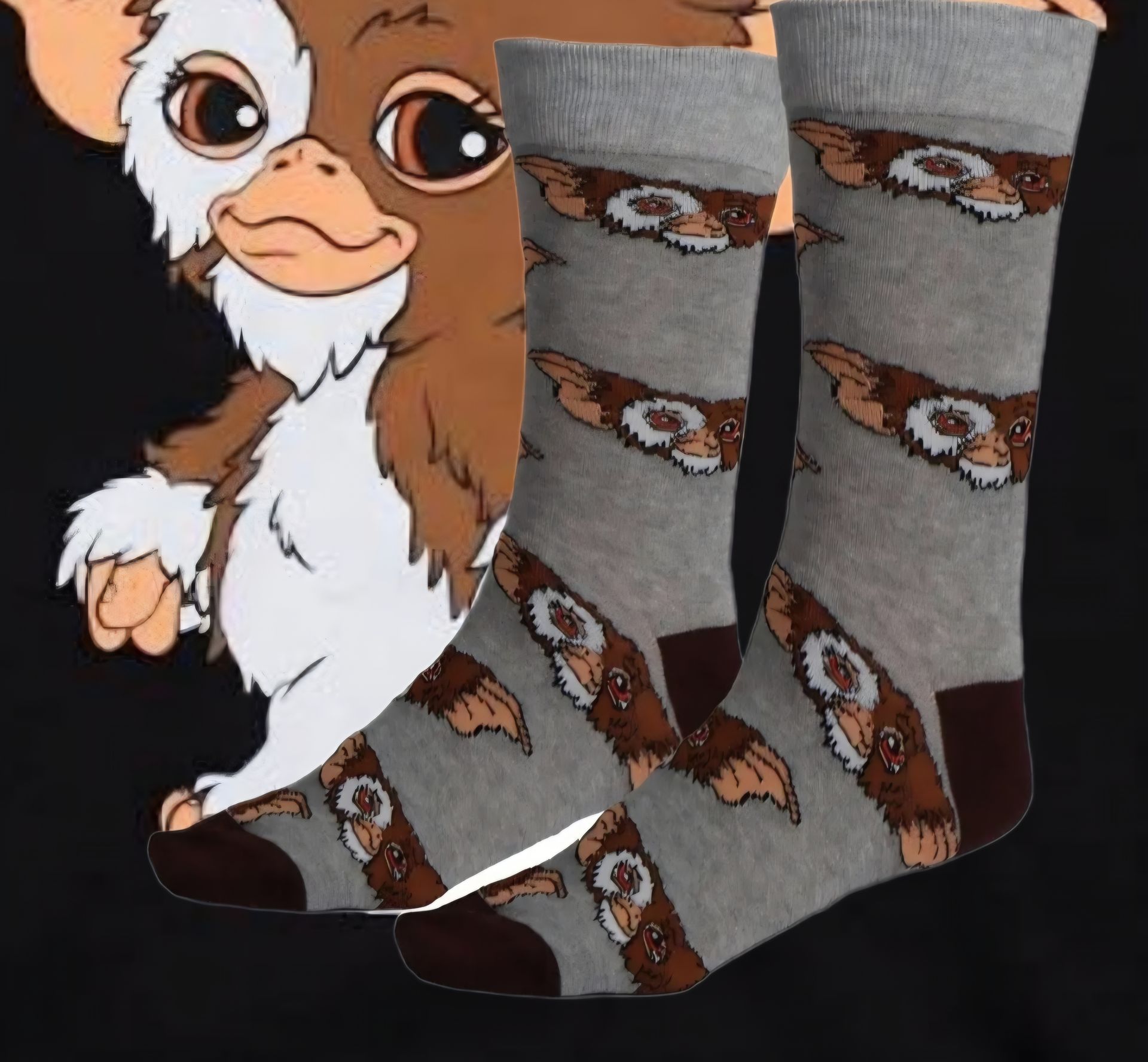 Grijze sokken met een bruin-wit patroon van harige beestjes op een zwarte achtergrond.