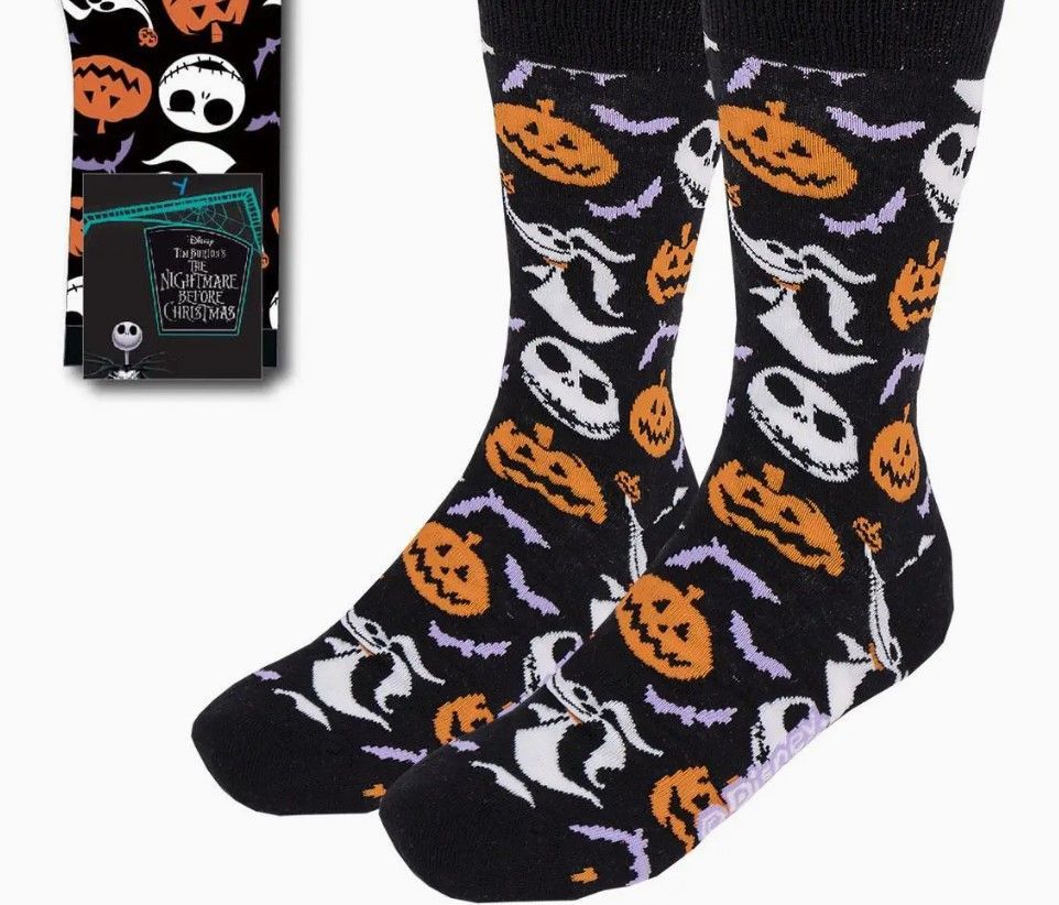Zwarte sokken met Halloween-thema, met oranje pompoenen en witte spookjes op een donkere achtergrond.