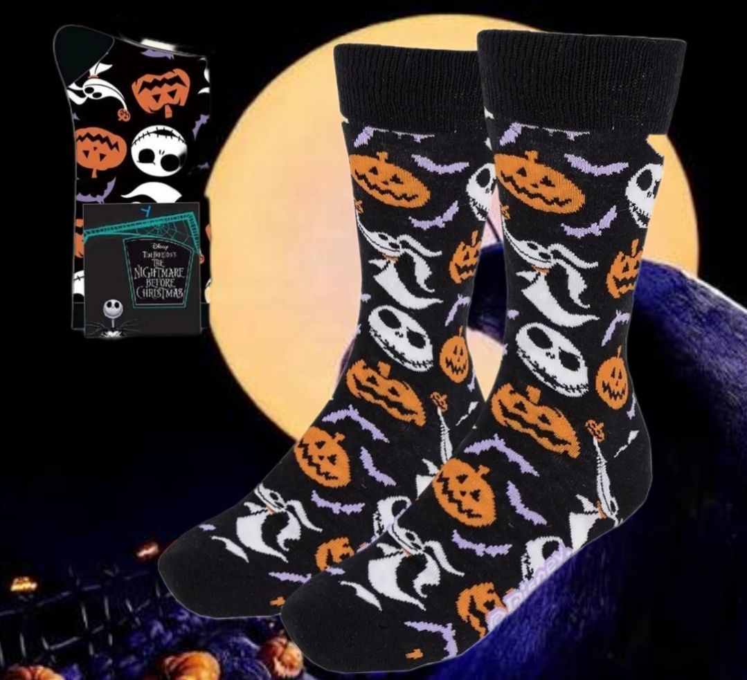 Zwarte sokken met Halloween-thema, met oranje pompoenen en witte spookjes op een donkere achtergrond.